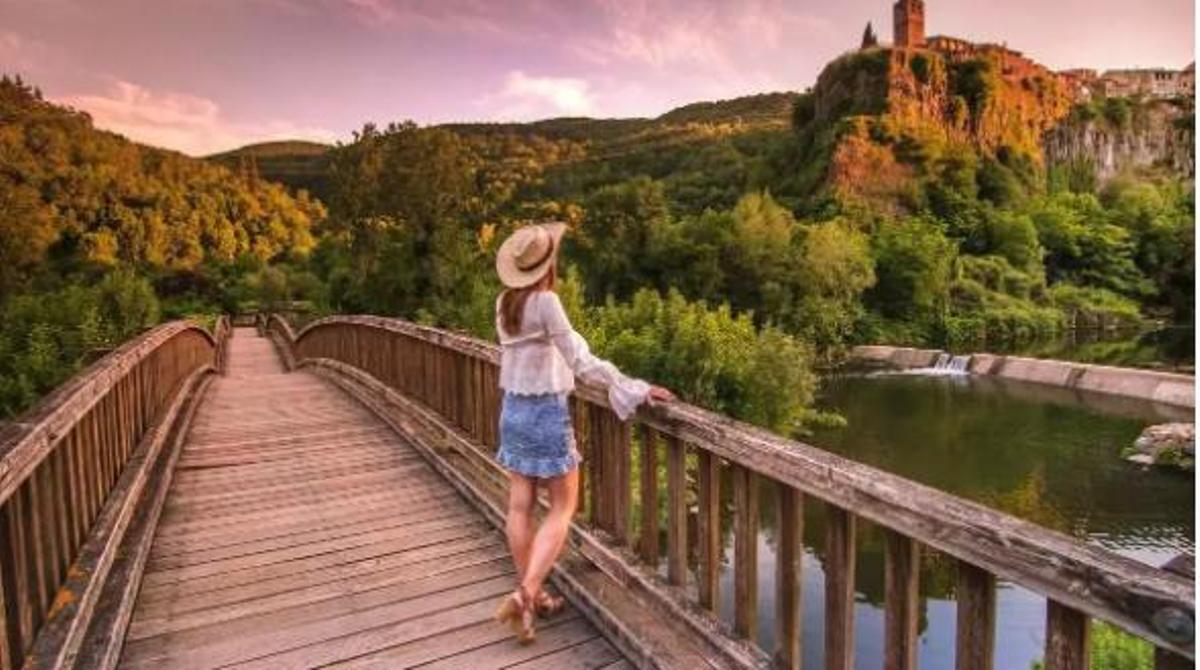 Imatge d'arxiu d'una fotografia d'una dona contemplant les vistes de Castellfollit de la Roca des de baix