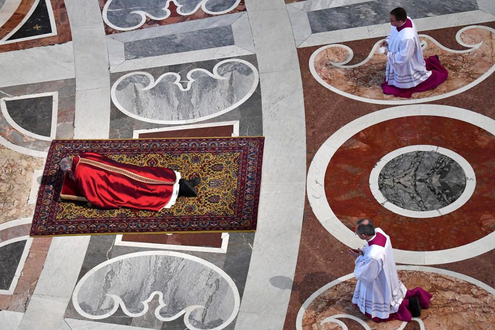 El Papa Francisco reza en el suelo de la Basílica de San Pedro de la Ciudad del Vaticano.