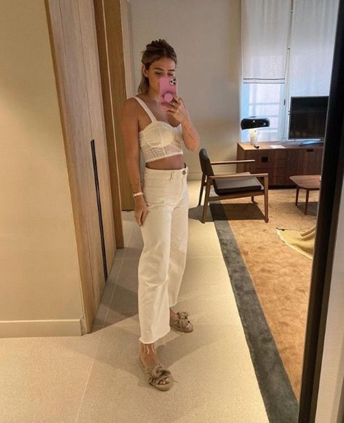 Laura Escanes derrocha estilo con top bralette de Zara