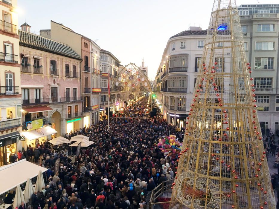 Desde primera hora, abarrotada la calle Larios y su entorno. Imagen de antes del encendido.