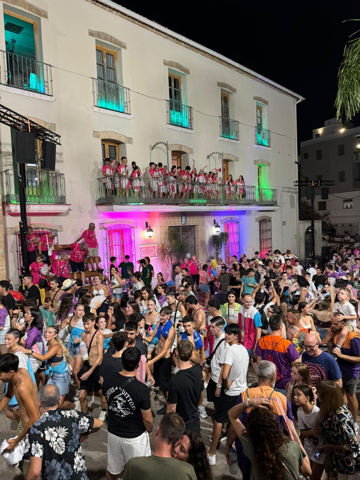 Las imágenes del espectacular inicio de las fiestas populares de Sant Jaume de Ondara Las imágenes del espectacular inicio de las fiestas populares de Sant Jaume de Ondara