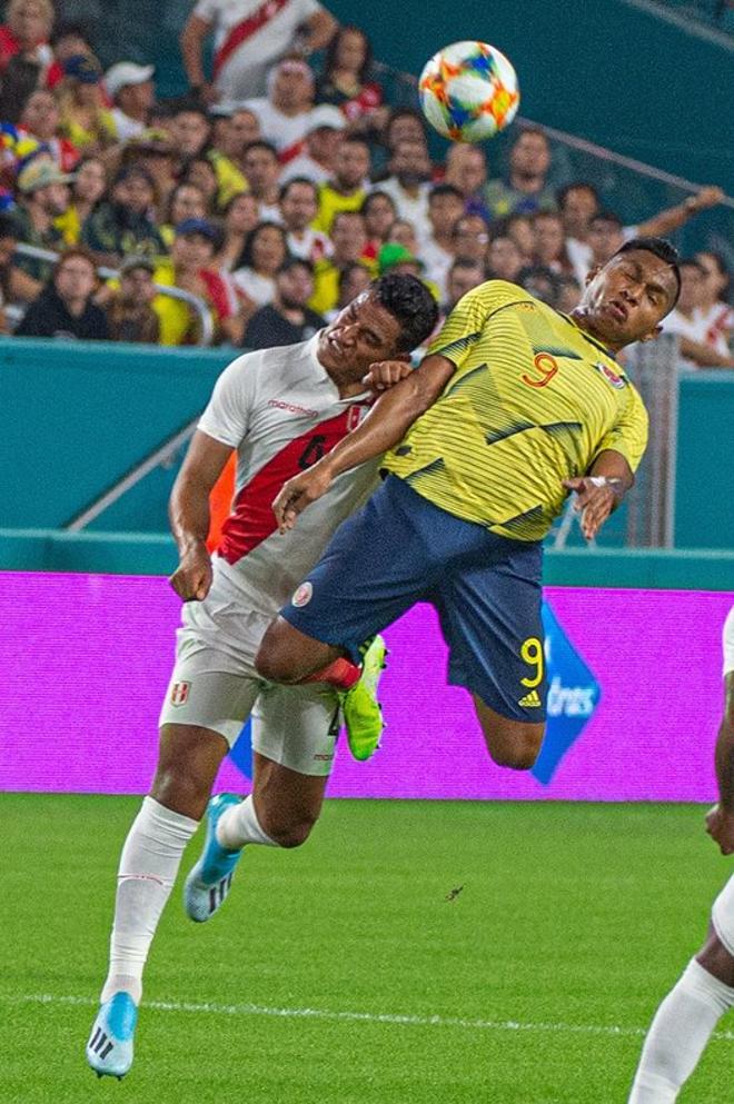 El delantero Alfredo Morelos (d) de Colombia disputa el balón este viernes con el defensor Anderson Santamaría (i) Perú, durante el partido amistoso disputado en el estadio Hard Rock de Miami