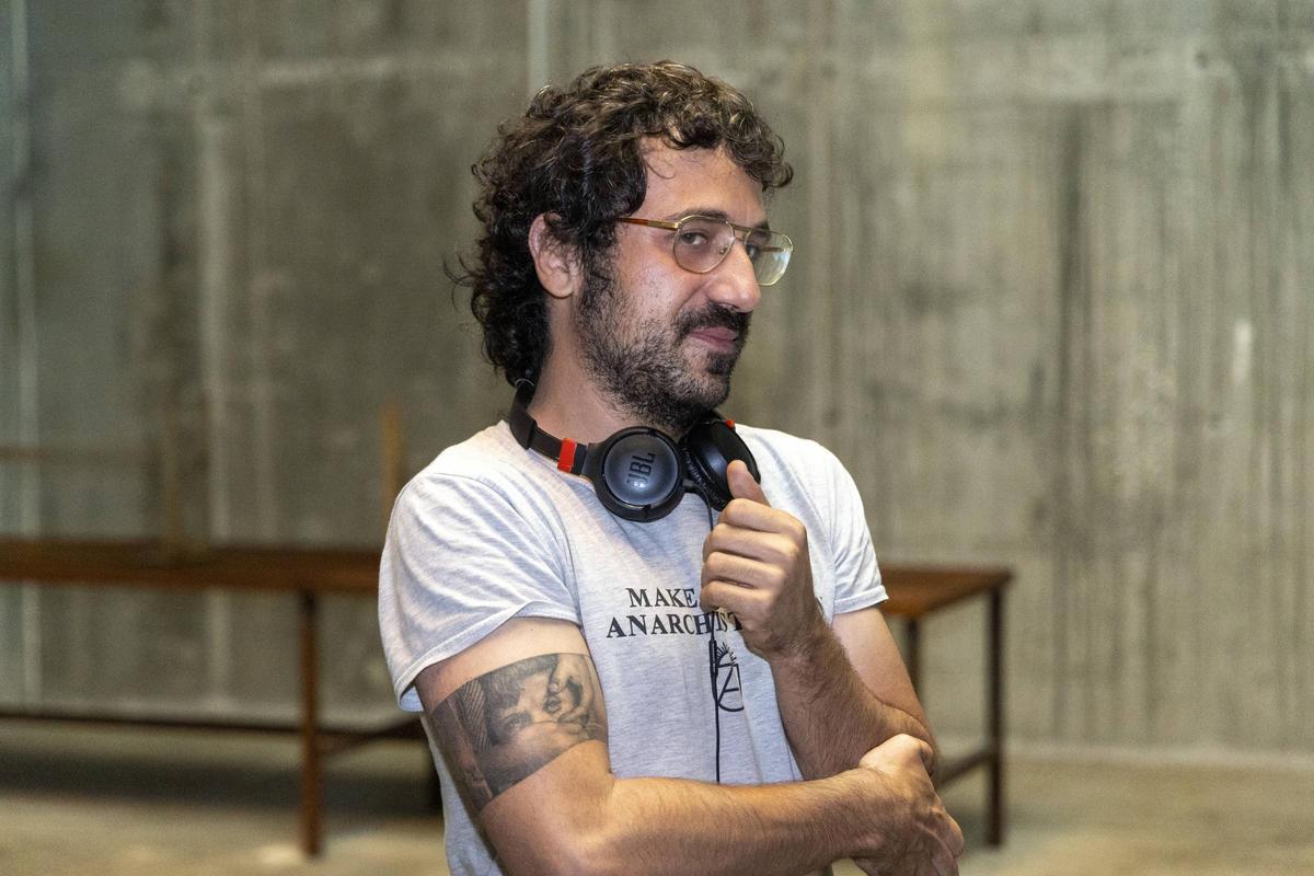 El cineasta aragonés Álex Rodrigo, durante los rodajes en Santiago de ‘Punto Nemo’.