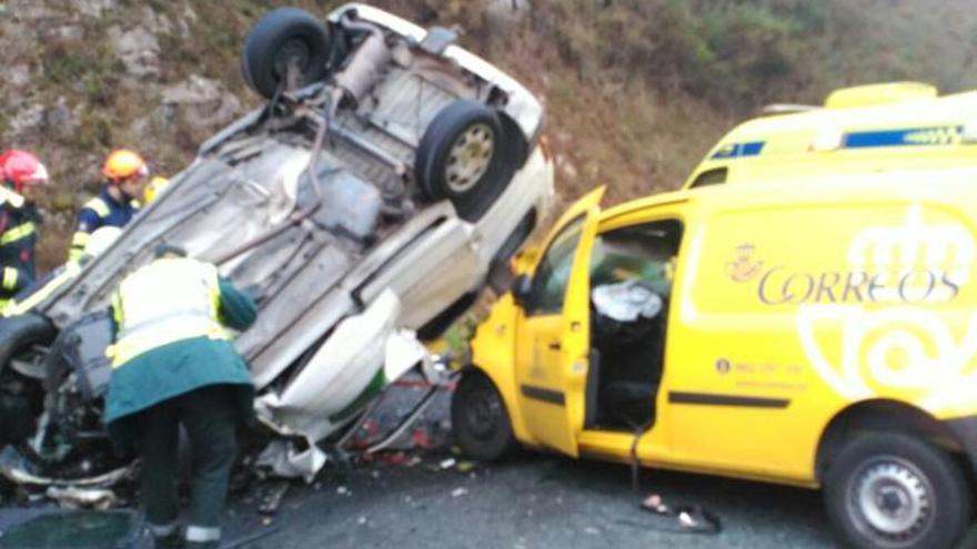 Dos heridos al chocar con sus furgonetas en Caldas