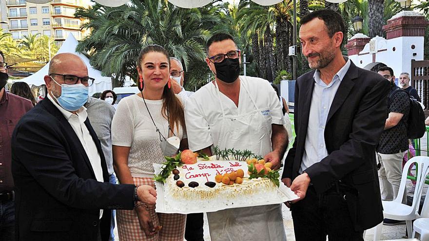 La consellera Mireia Mollà, con el alcalde y más concejales, en la inauguración de la feria.  | MATÍAS SEGARRA