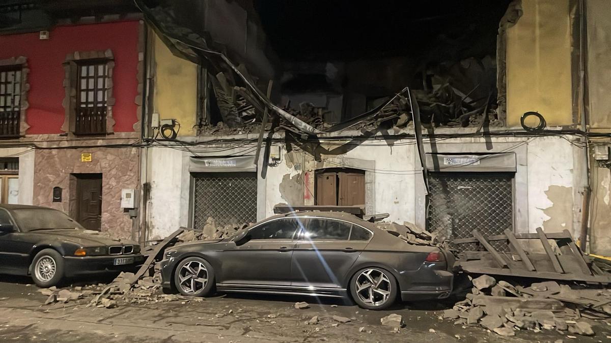 El estado en el que quedaron la casa y los coches tras venirse abajo el inmueble en Caborana.