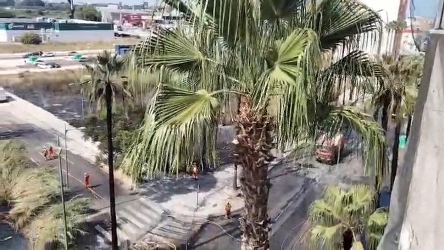 Un incendio urbano en Alzira pone en jaque a los servicios de emergencia