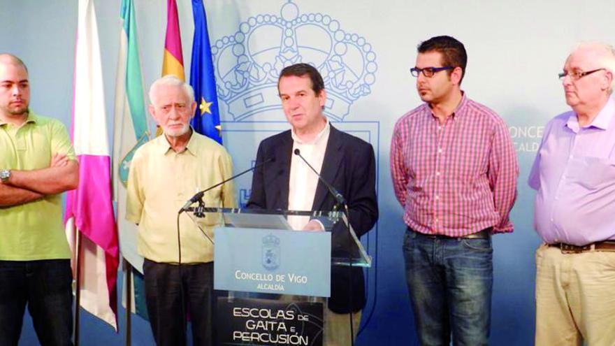 El alcalde de Vigo junto a los representates de Xarabal y de la Agrupación de Centros Deportivos.