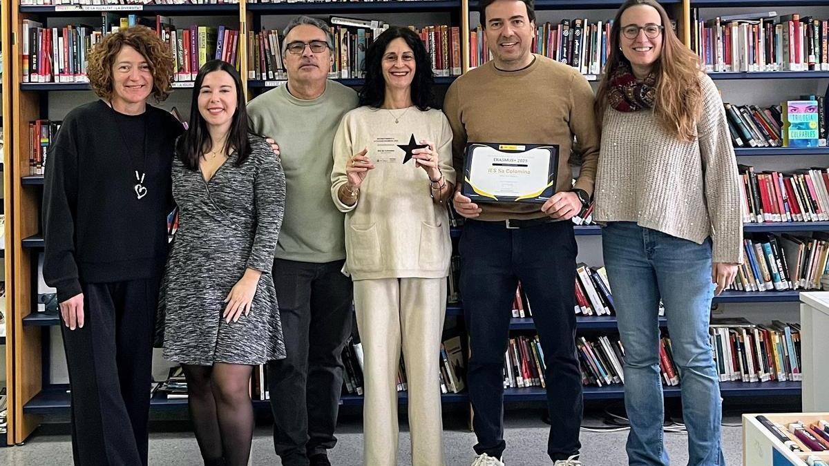 Miembros del equipo del IES sa Colomina con el premio