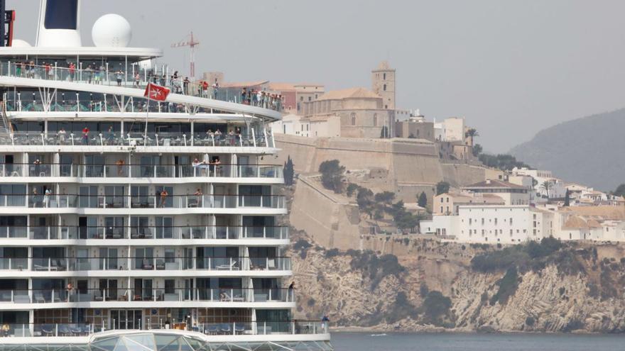 Un crucero en el puerto de Eivissa. | J. A. RIERA