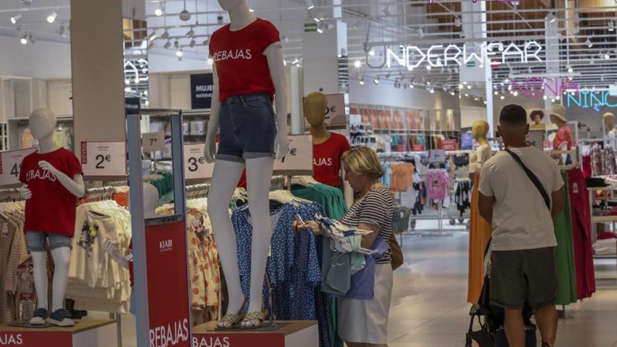 Un establecimiento en rebajas, en imagen de archivo.