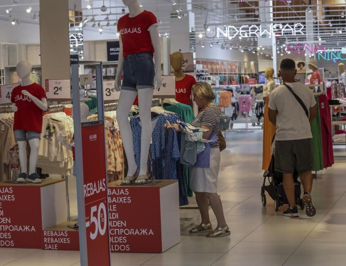 Un establecimiento en rebajas, en imagen de archivo.