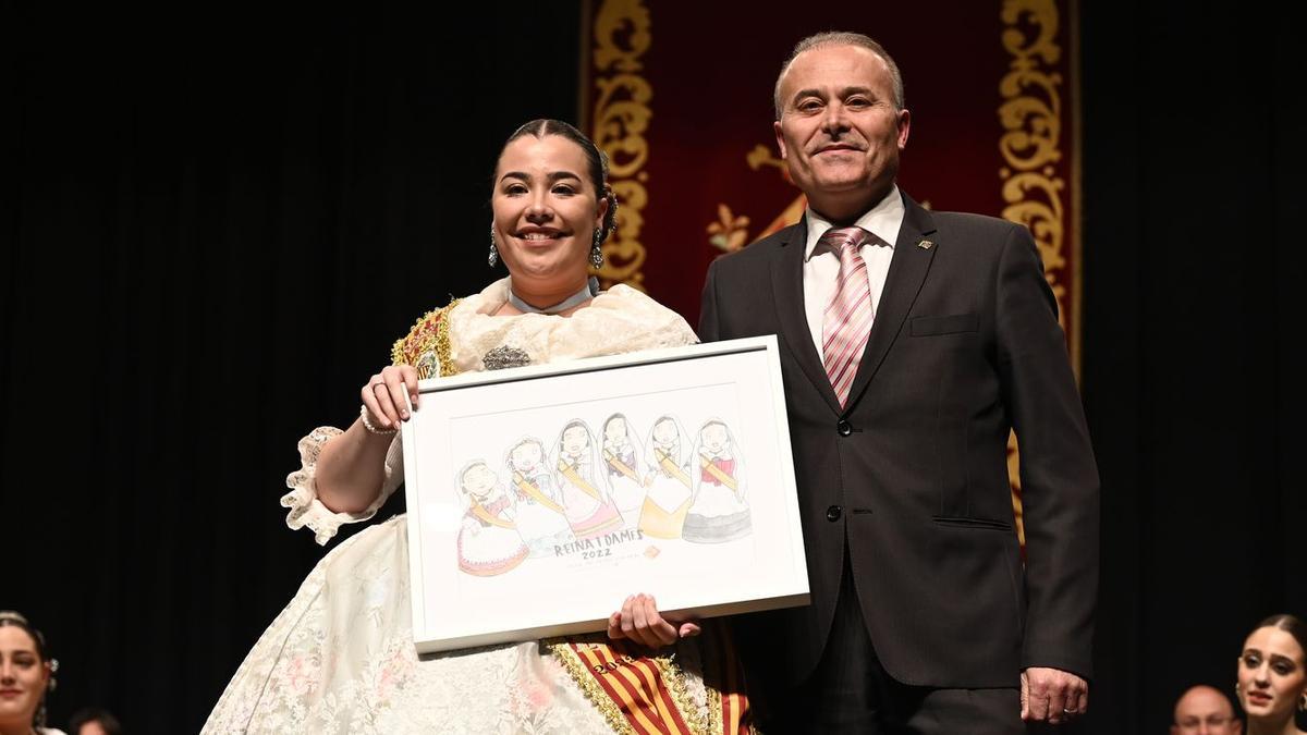 Carmona junto a María, su hija y reina del 2022, en el acto de pleitesía.