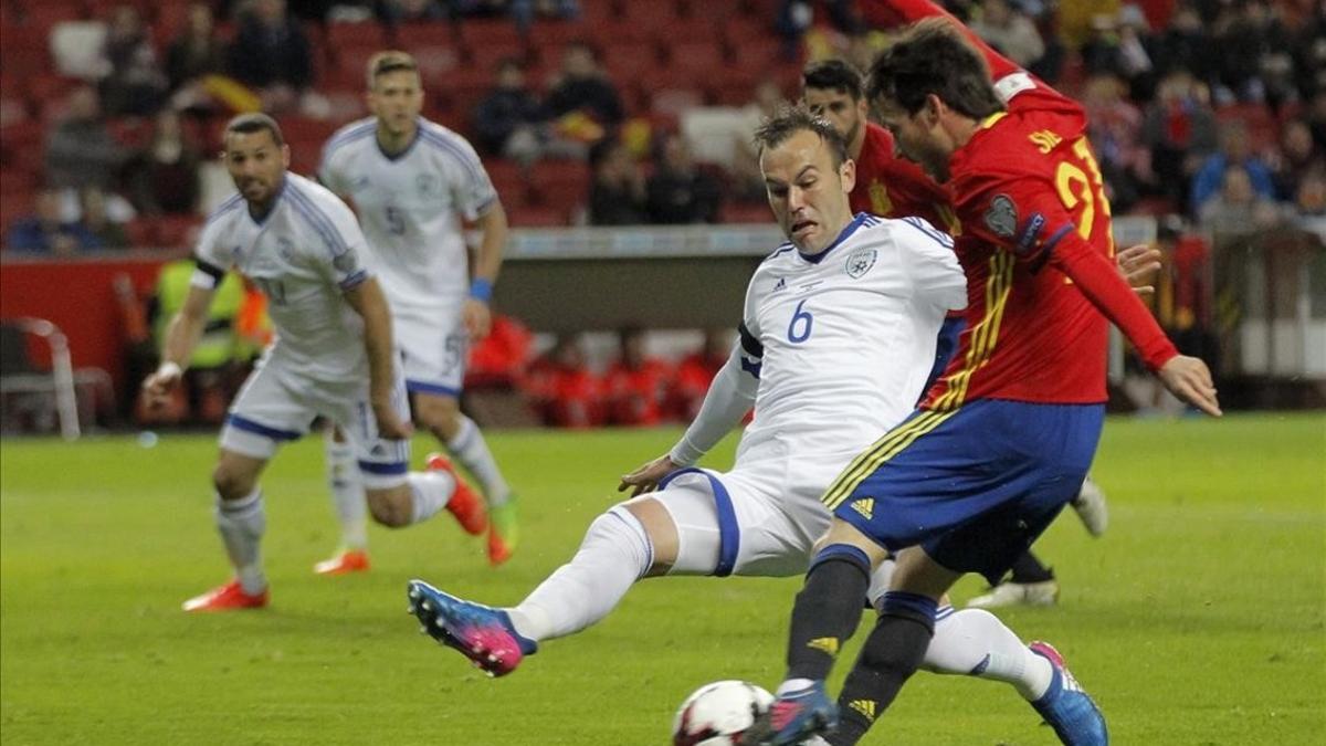 Silva dispara para marcar el primer gol de la selección española