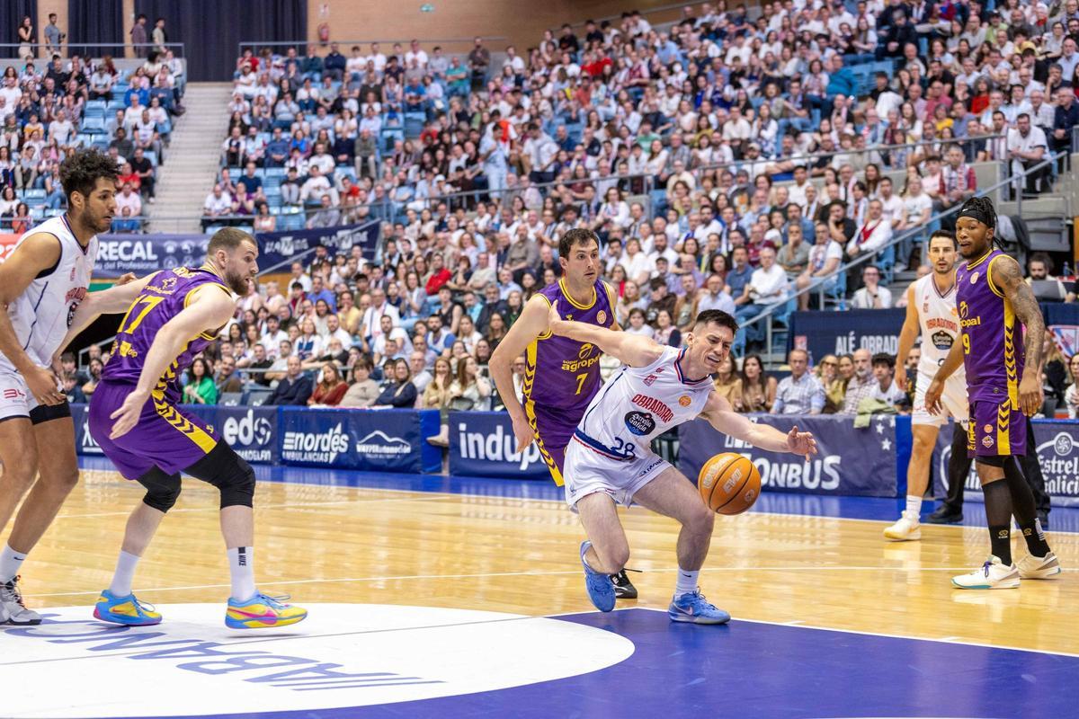 El Obradoiro arrasa en la 'guerra' con el Palencia El Obradoiro arrasa en la 'guerra' con el Palencia
