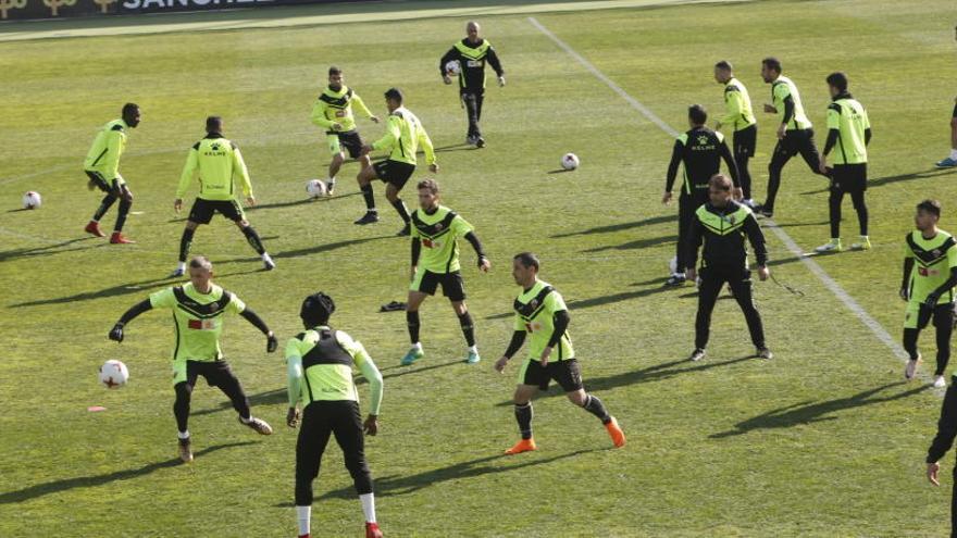 Los jugadores del Elche, durante el entrenamiento de esta mañana