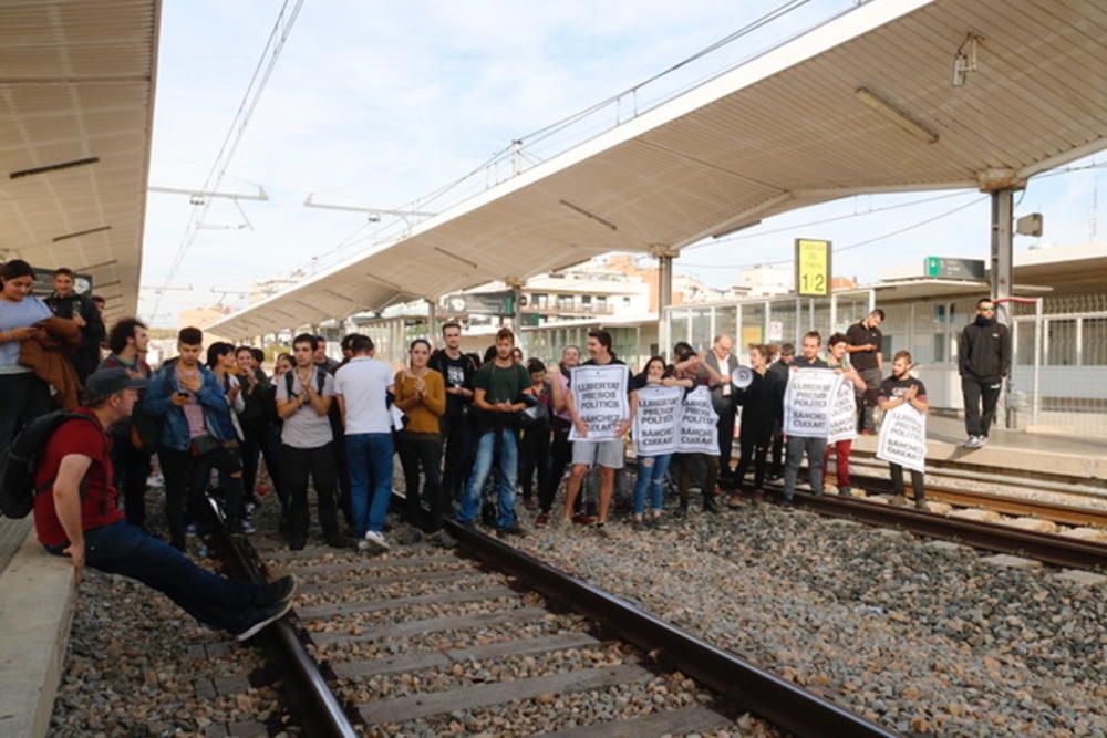 Tallen les vies a l''estació de Girona en protesta pels "presos polítics"