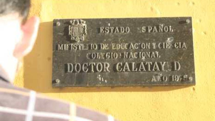 Imagen de archivo de la placa franquista del colegio Doctor Calatayud.