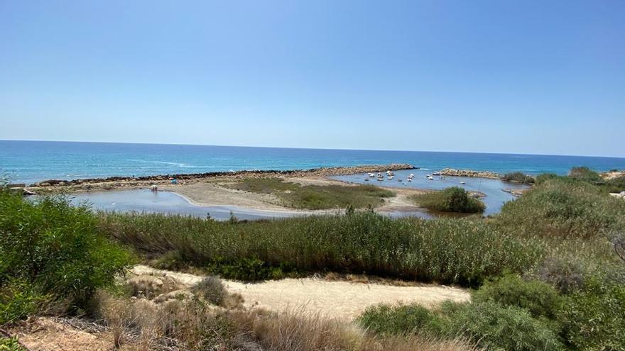 Cala Baeza permanece cerrada al baño por los vertidos. 