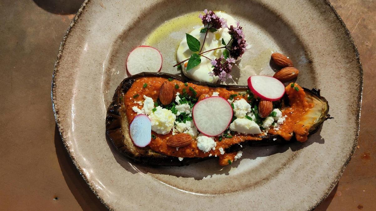 La berenjena con romesco, almendras y feta de un restaurante finlandés.