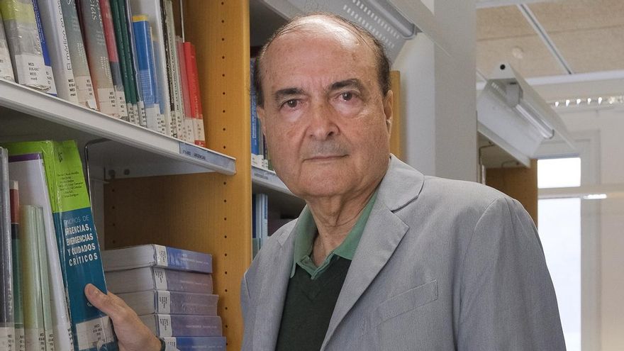 Sergio Ruiz, en la biblioteca de la Facultad de Medicina de la ULPGC.