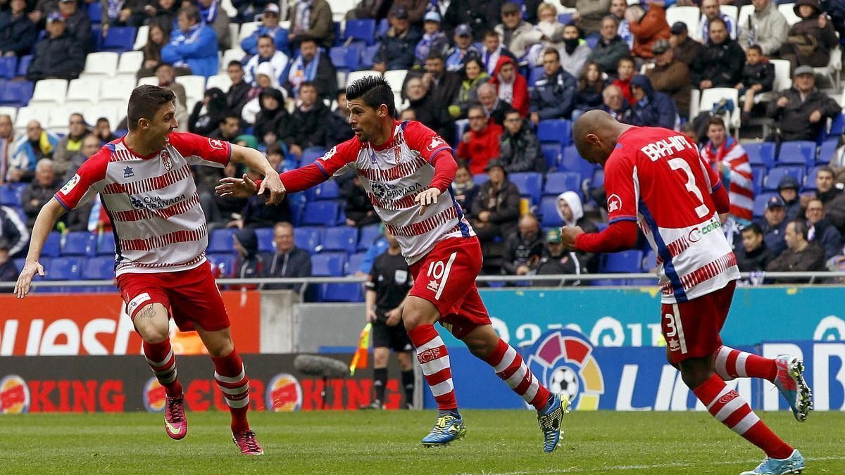 Los jugadores Guilherme Siqueira (i), Nolito y Yacine Brahimi celebran un gol en la temporada 2012-2013.