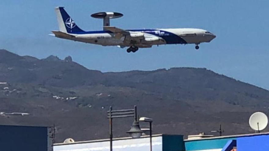 Un avión Boeing E3, perteneciente al radar del AWACS del servicio de alerta temprana de la OTAN, aterriza en Gran Canaria.