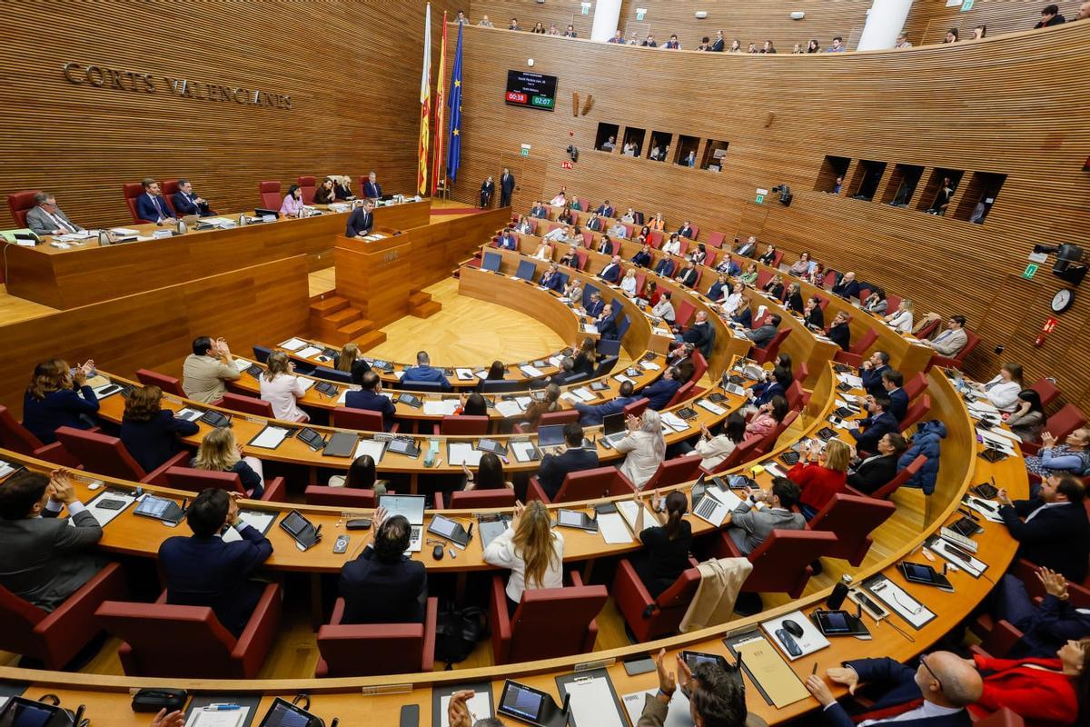 Mazón interviene ante el pleno de las Corts, este jueves.