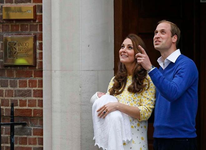 Kate Middleton y William presentan a su hija Charlotte
