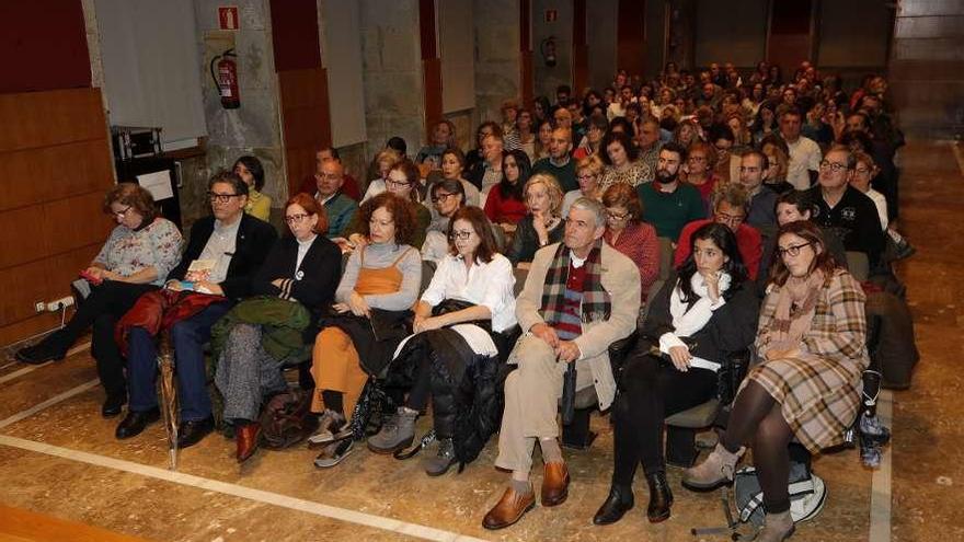 Público que asistió ayer a la conferencia del Club FARO en el Auditorio Municipal do Areal. // Ricardo Grobas