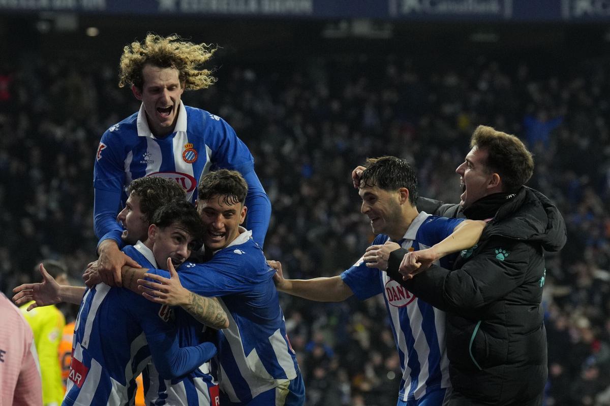 CORNELLÁ - EL PRAT (BARCELONA), 01/02/2025.- Los jugadores del Espanyol celebran el primer gol de su equipo durante el encuentro correspondiente a la jornada 22 de Laliga EA Sports que disputan hoy sábado el Espanyol y Real Madrid en el RCDE Stadium. EFE / Alejandro García