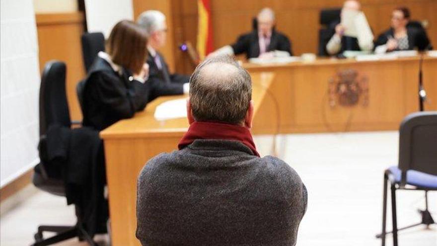 Un profesor que abusó de tres menores se libra de la cárcel