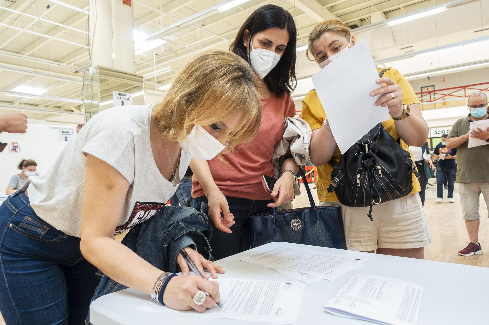 Segundo día de vacunaciones y retrasos en el Centro Comercial La Rambla