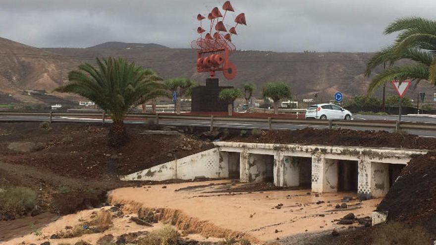 El barranco de Arrieta, ayer, a su entrada a la localidad norteña desde la carretera general del norte.