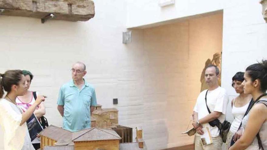 Los visitantes atienden a las explicaciones de la guía del Museo.