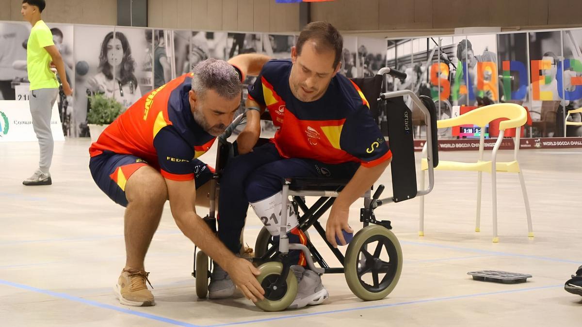 Una de las claves de la boccia es la correcta adaptación a la silla.