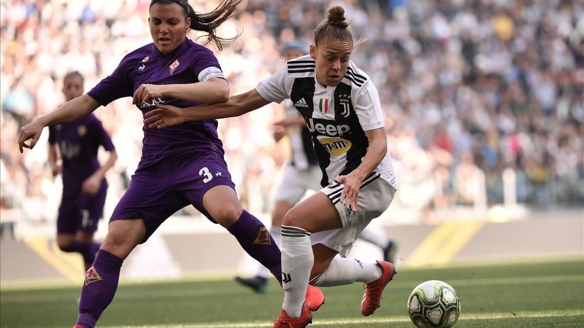 aguasch47489760 juventus  italian defender lisa boattin  r  holds off fioren190325113512