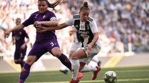 aguasch47489760 juventus  italian defender lisa boattin  r  holds off fioren190325113512