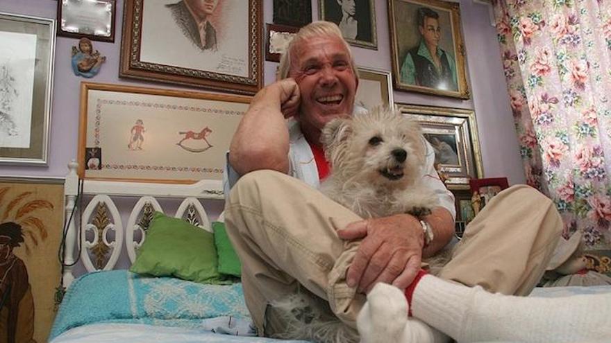 Eusebio Valderrama y su perra Lilí, en una foto de 2005.