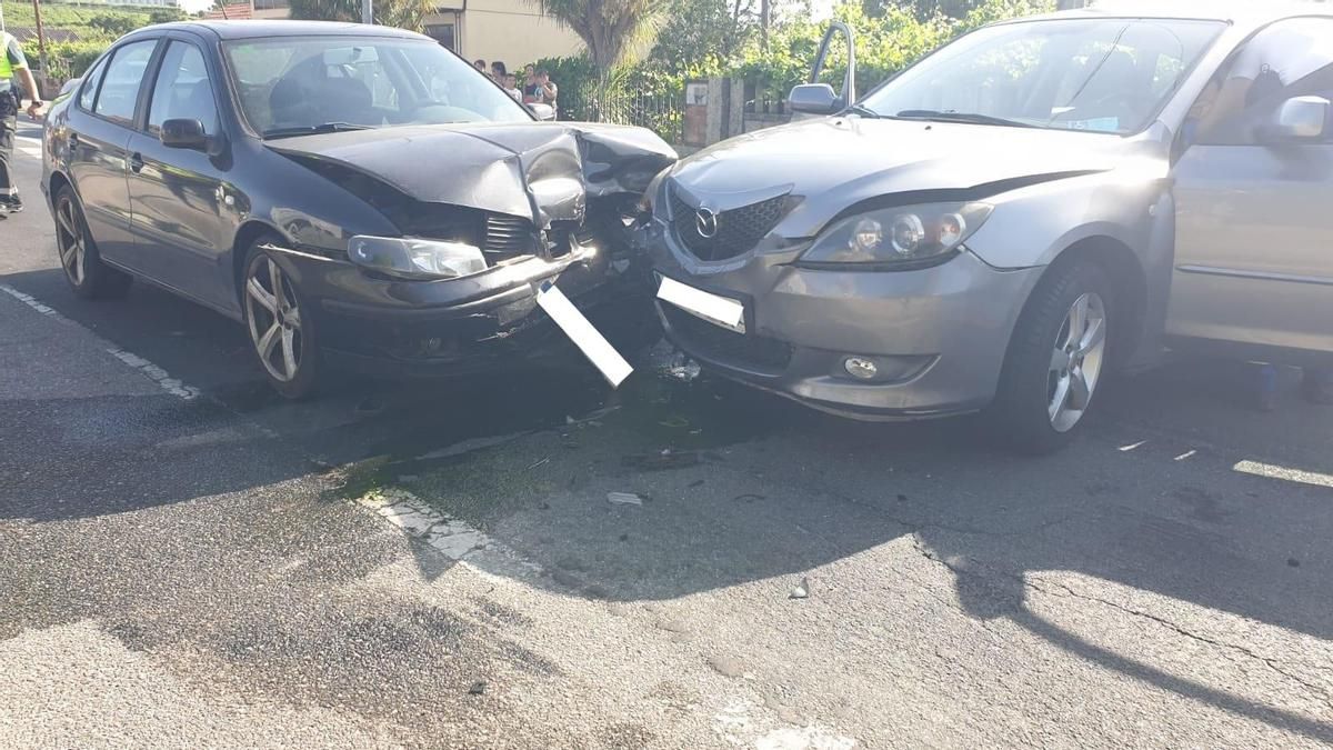 Los vehículos implicados en el accidente de Cambados.