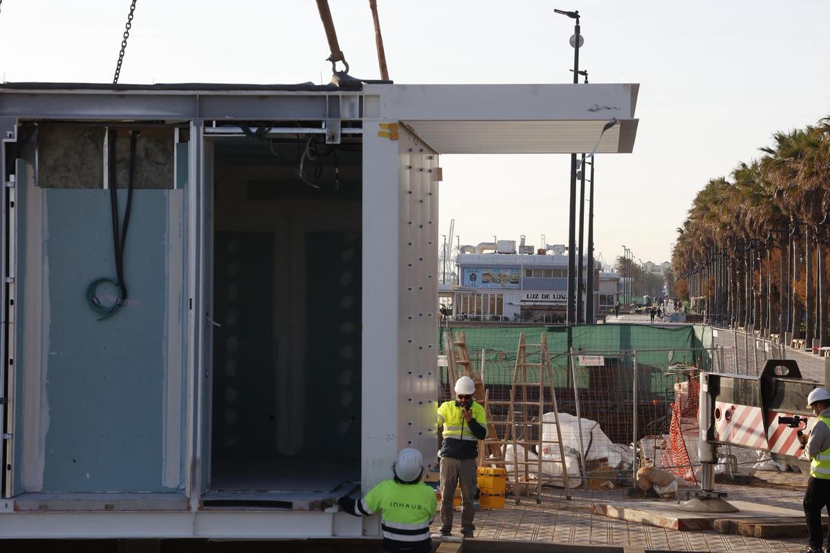 Así ha sido la instalación chiringuitos modulares de la Malva-rosa Así ha sido la instalación chiringuitos modulares de la Malva-rosa