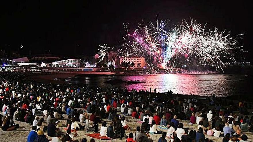 Ambiente en el Orzán y Riazor el año pasado durante la exhibición pirotécnica de la Batalla Naval.