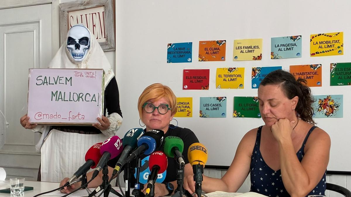 La vicepresidenta del GOB, Antonina Siquier, y la representante de Terraferida, Tona Fuster, junto a la activista Madò Farta.