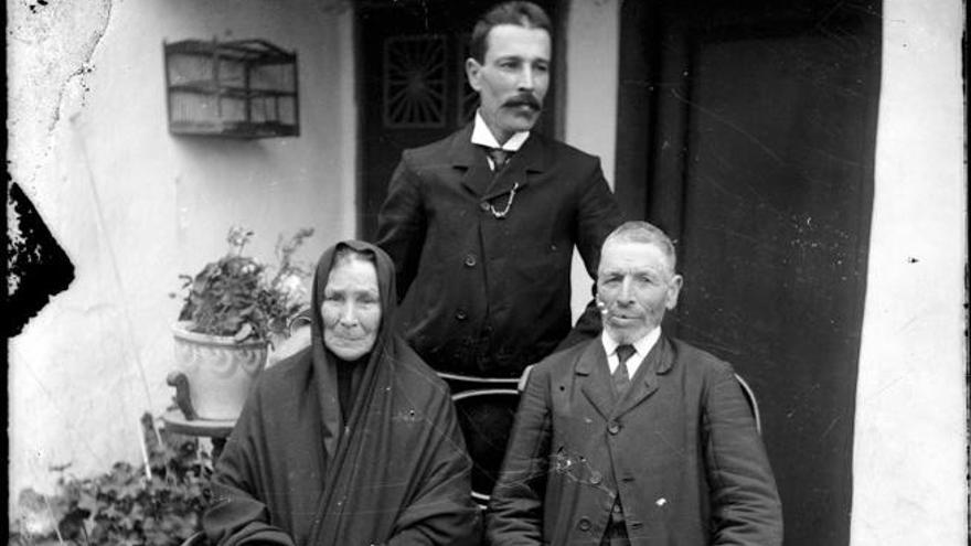 Antonio Cabrera y Dionisia Figueroa, junto a su hijo mayor,  en el patio de su casa en Tinajo.