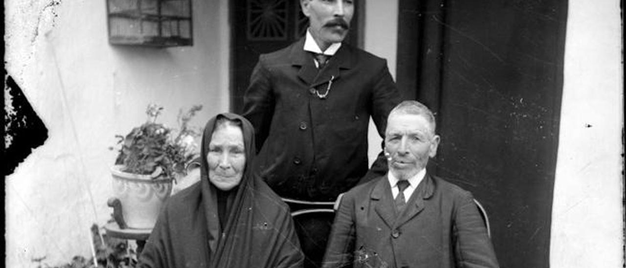 Antonio Cabrera y Dionisia Figueroa, junto a su hijo mayor,  en el patio de su casa en Tinajo.