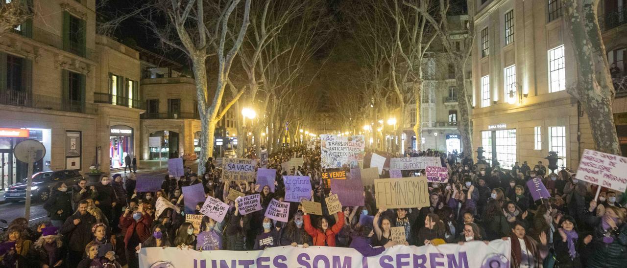 Multitudinaria manifestación feminista del 8-M en Palma.