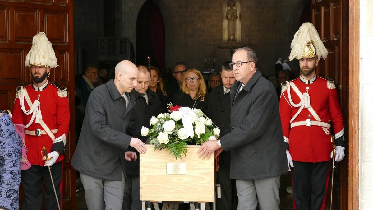 La Guàrdia Urbana de gala ha acompanyat el fèretre de Marià Lorca.