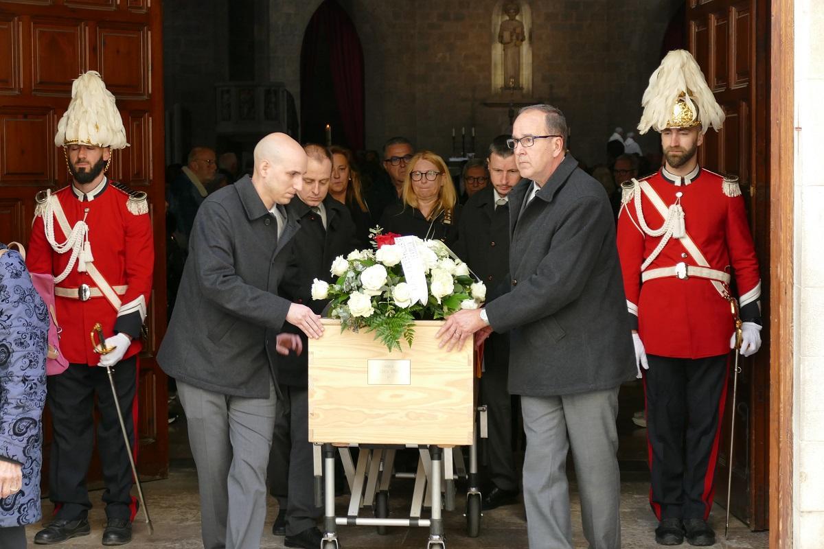 La Guàrdia Urbana de gala ha acompanyat el fèretre de Marià Lorca.