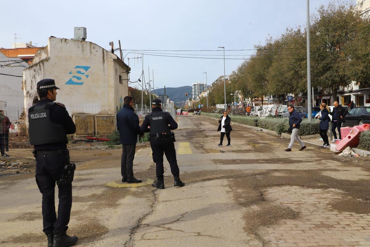 La Policía Local de Córdoba vigila la concentración de los vecinos de Las Margaritas, este martes.