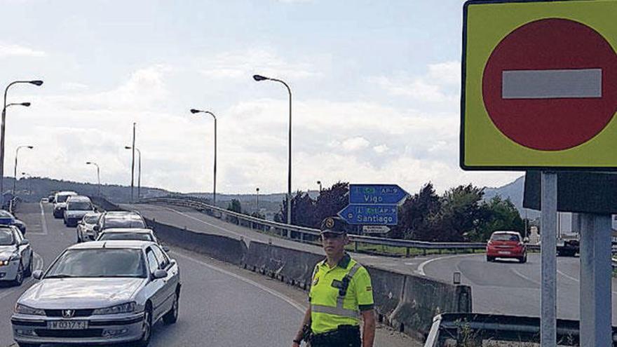 El agente Liñeira, en uno de los accesos de la AP-9 señalizados. | l. o.